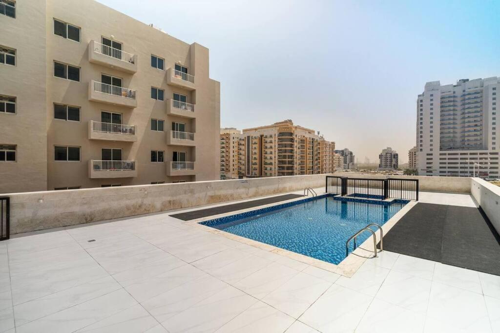 Luxury 1Br With Balcony Pool Gym Apartamento Dubai Exterior foto