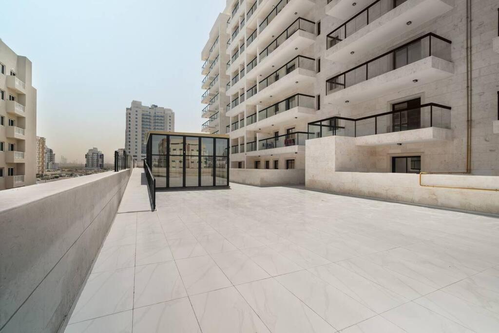 Luxury 1Br With Balcony Pool Gym Apartamento Dubai Exterior foto